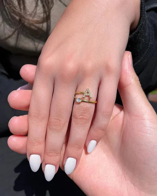 Deux mains, bague gravée