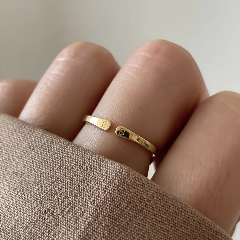 Bague initiales portée au doigt