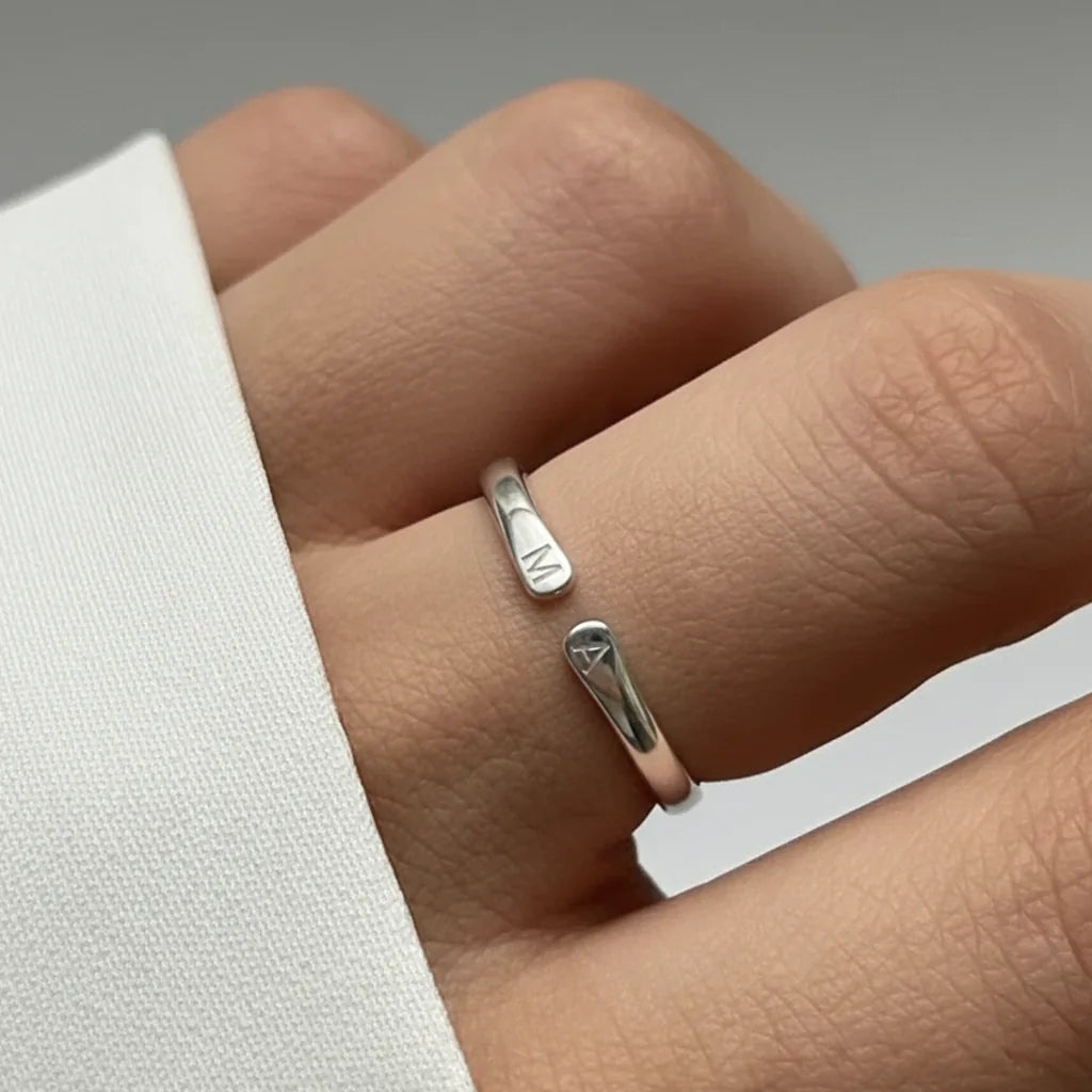 Bague initiales de profil au doigt