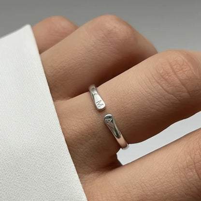 Bague initiales de profil au doigt
