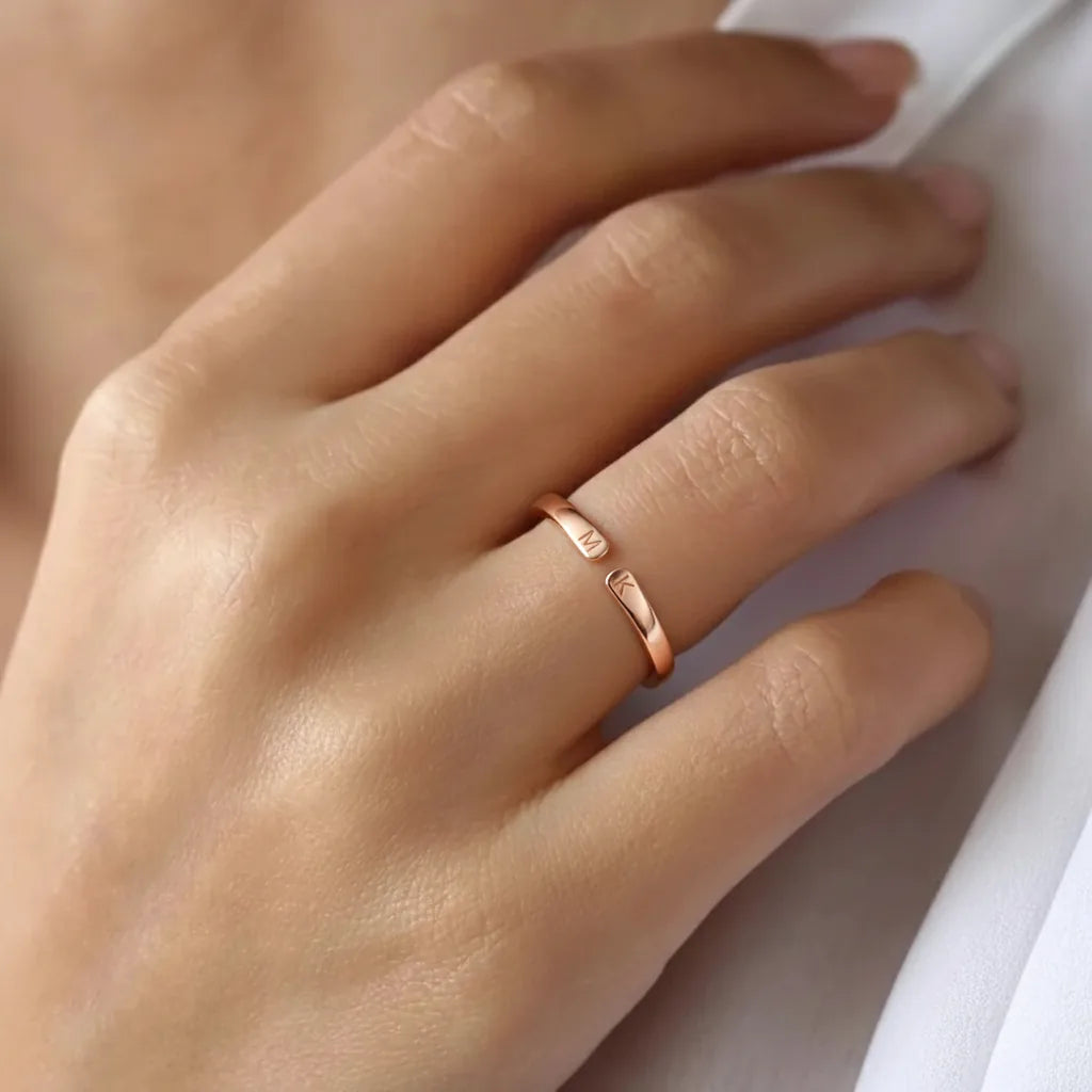 Bague initiales sur la main
