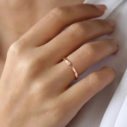 Bague initiales sur la main