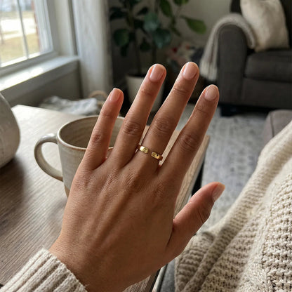 Bague initiales portée au quotidien