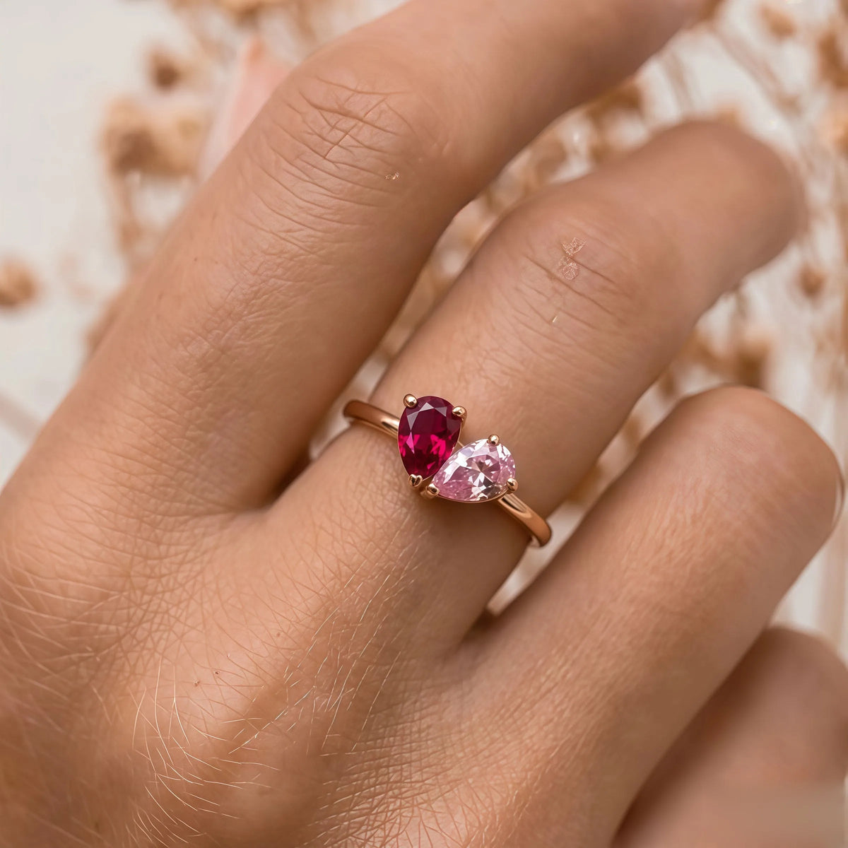 Bague Noya port&eacute;e au doigt, pierres rubis et quartz rose