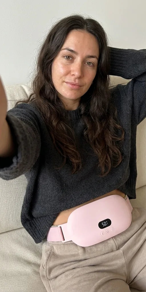 Une femme porte la ceinture chauffante sur le ventre