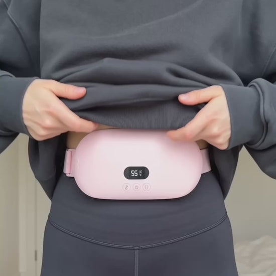 La ceinture chauffante portée devant, sous un pull et dans le dos