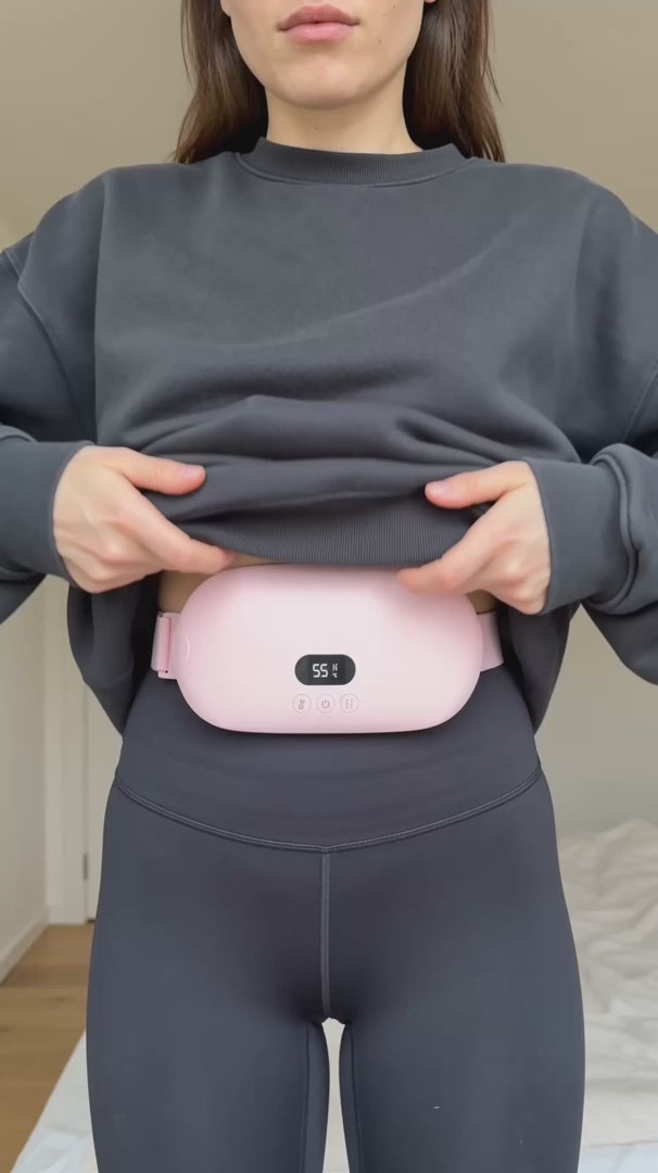 La ceinture chauffante portée devant, sous un pull et dans le dos