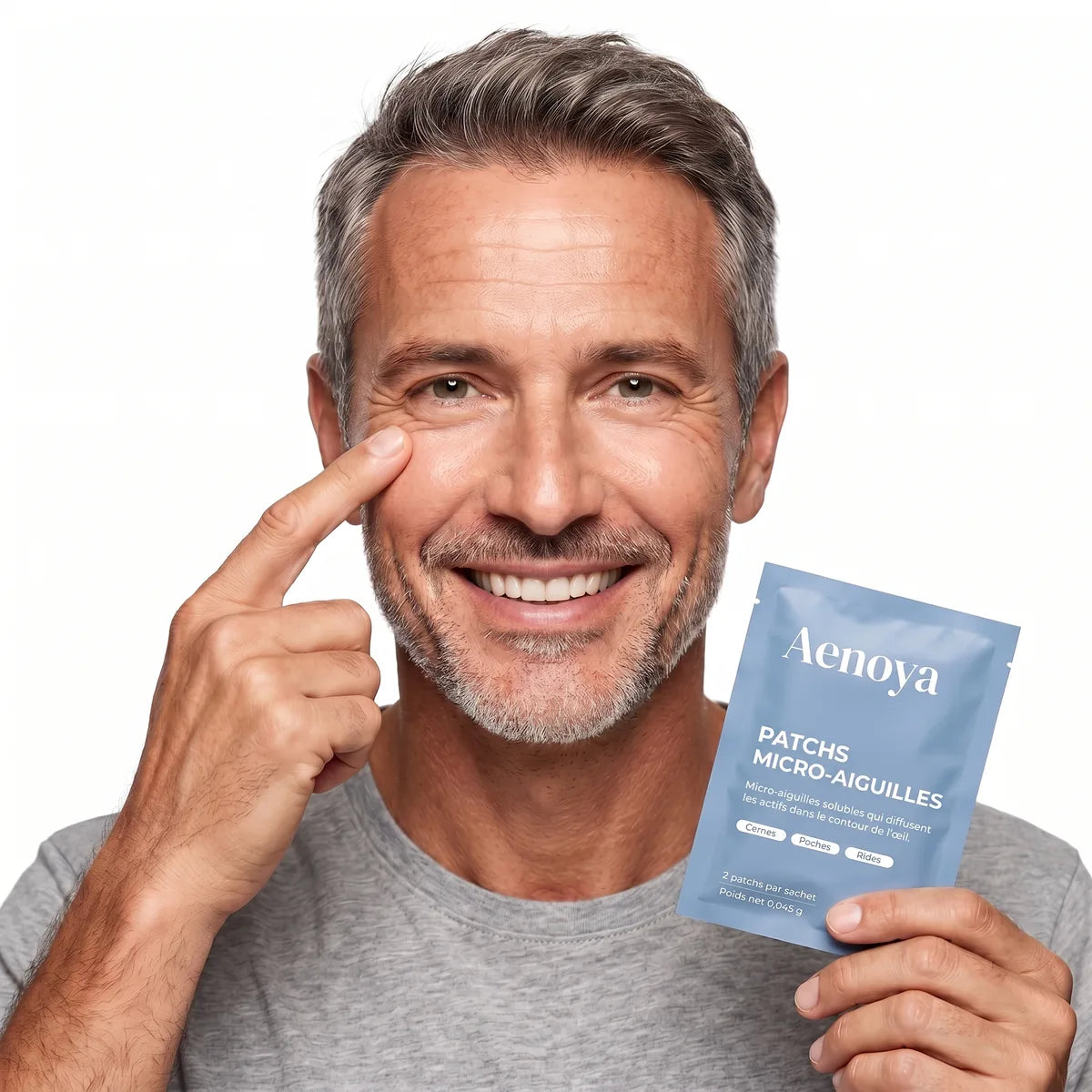 Un homme souriant tient un sachet de patchs micro-aiguilles Aenoya